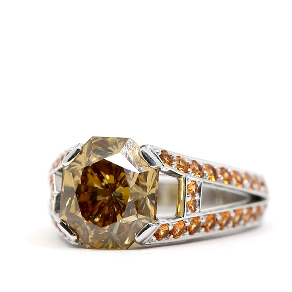 Harry Winston 5.76 Carat Diamond Engagement Ring - Picture 5 of 16